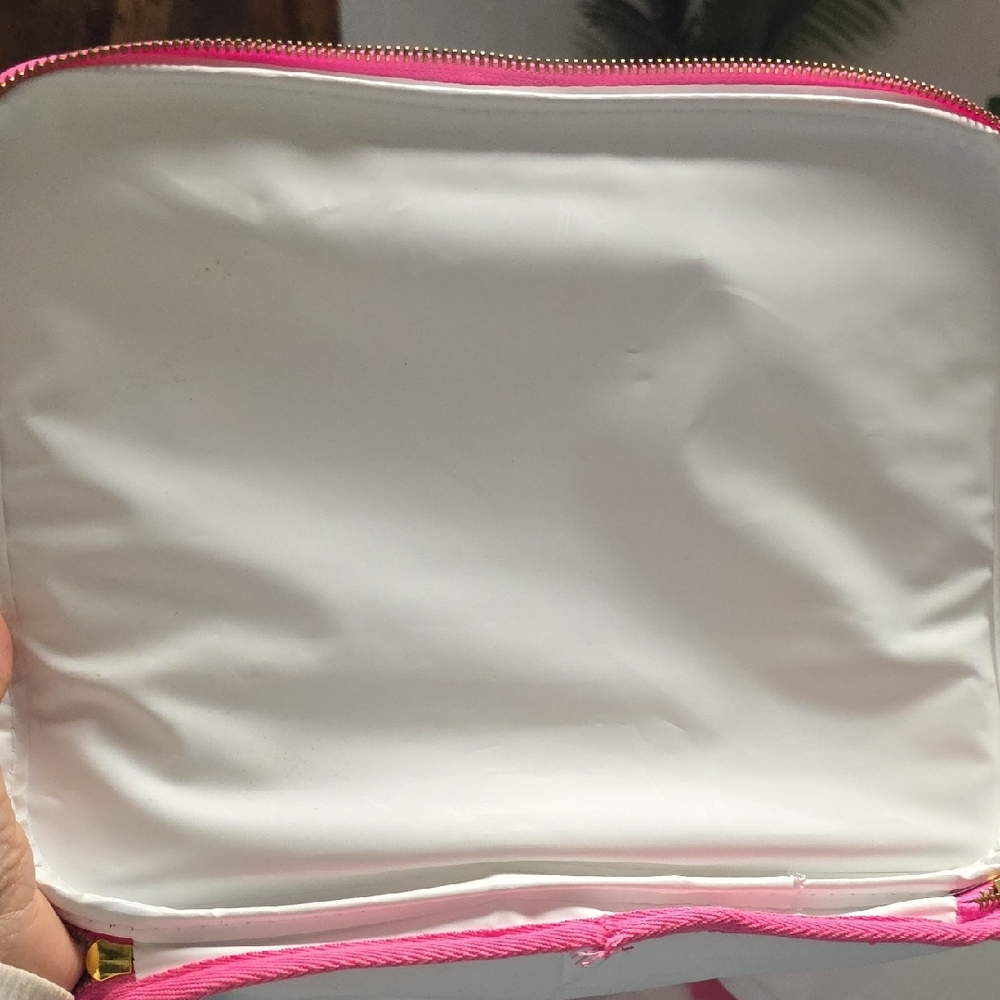 Lilly Pulitzer Blue Pineapple Lunch Bag Or Wine Carrier with Pink Accents - Picture 3 of 9